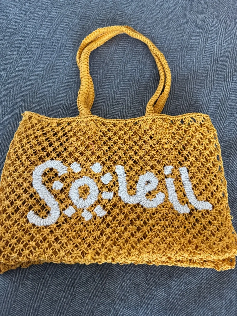 NWOT, RAFFIA WOVEN TOTE WITH DARLING “SOLEIL”